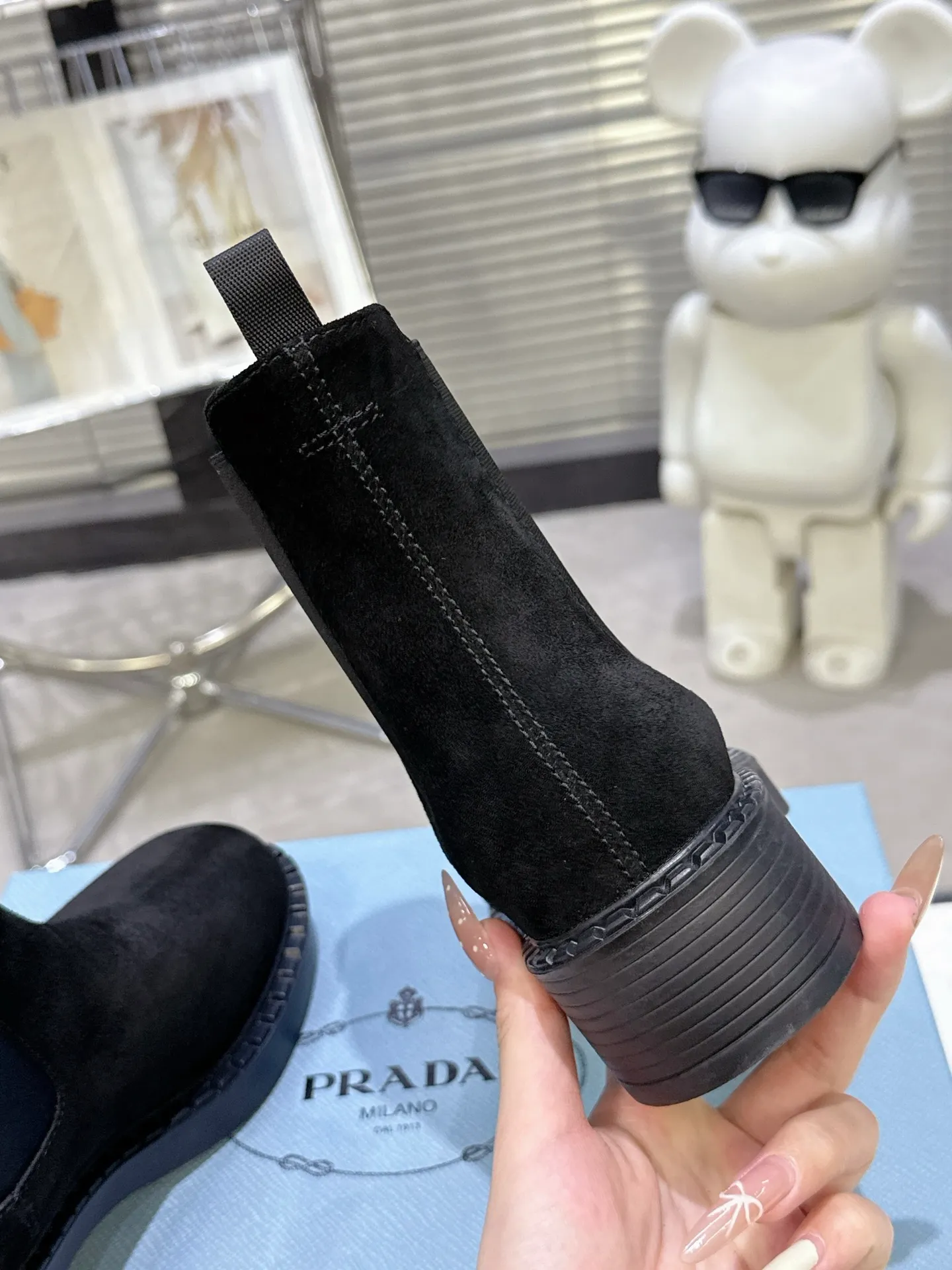 👟👟Ex-factory price 600👟👟 Prada thick-soled retro Martin boots. Elastic elastic, classic thick soles, with triangular buckle. Simple, elegant, fashionable and versatile. Fabric cowhide, open edge beaded cowhide. The lining is made of soft and delicate sheepskin, and the foot feels comfortable. The rubber mold is non-slip and lightweight. Original package sole. Standard size: 35-40. Order 41